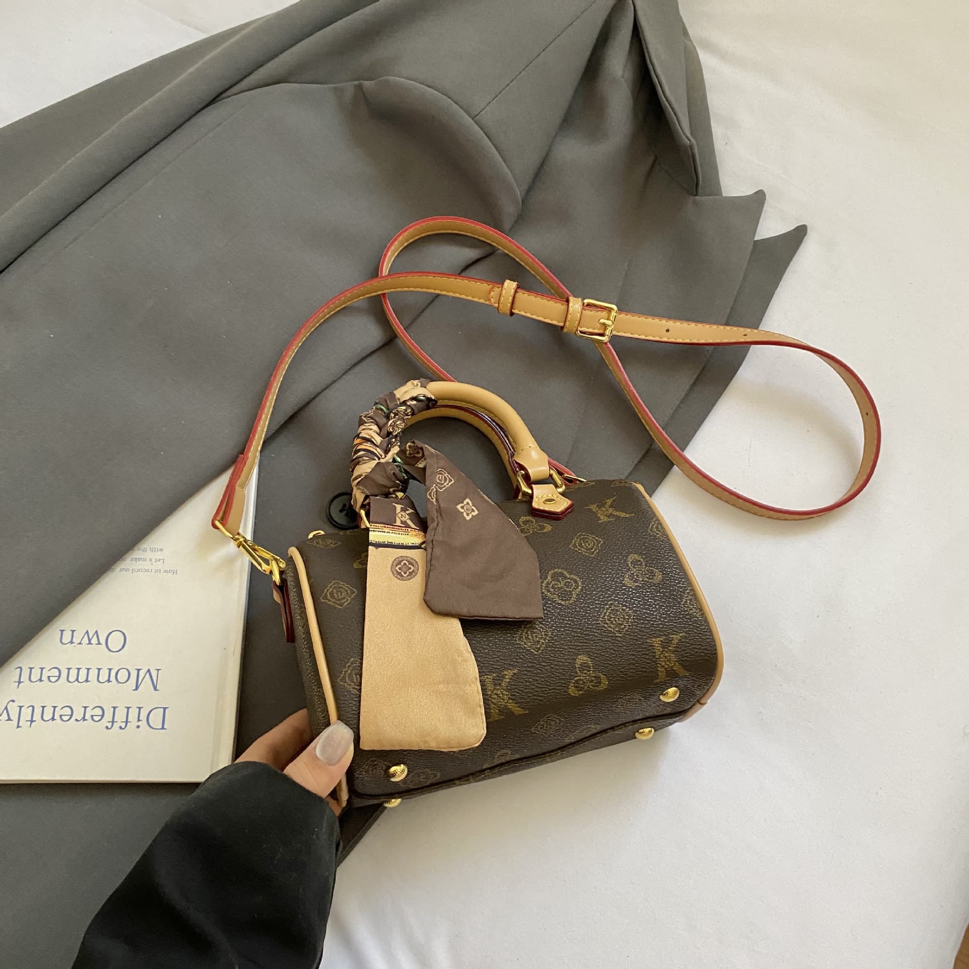 2026 New Light Luxury Boston Bag for Women, High-End Fashion Retro Handbag, European Style Shoulder and Crossbody Bag