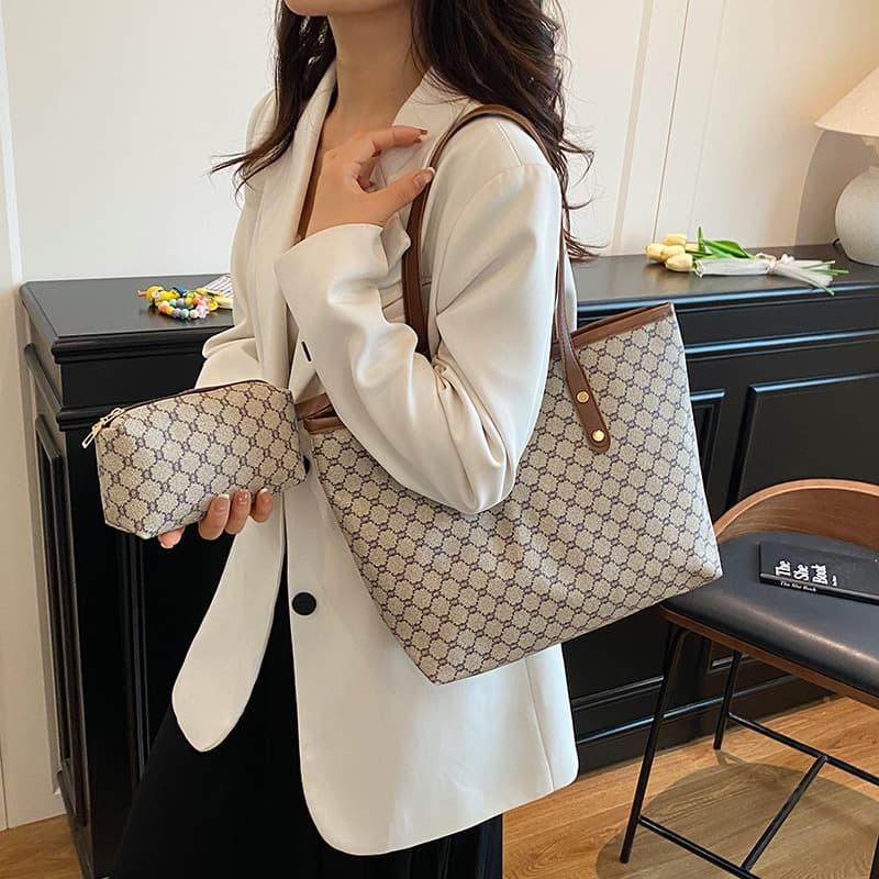 Large Capacity Tote Bag for Women Commute, Personalized 2025 New Style, Aesthetic Niche Trendy Shoulder Bag, Textured Women's Bag