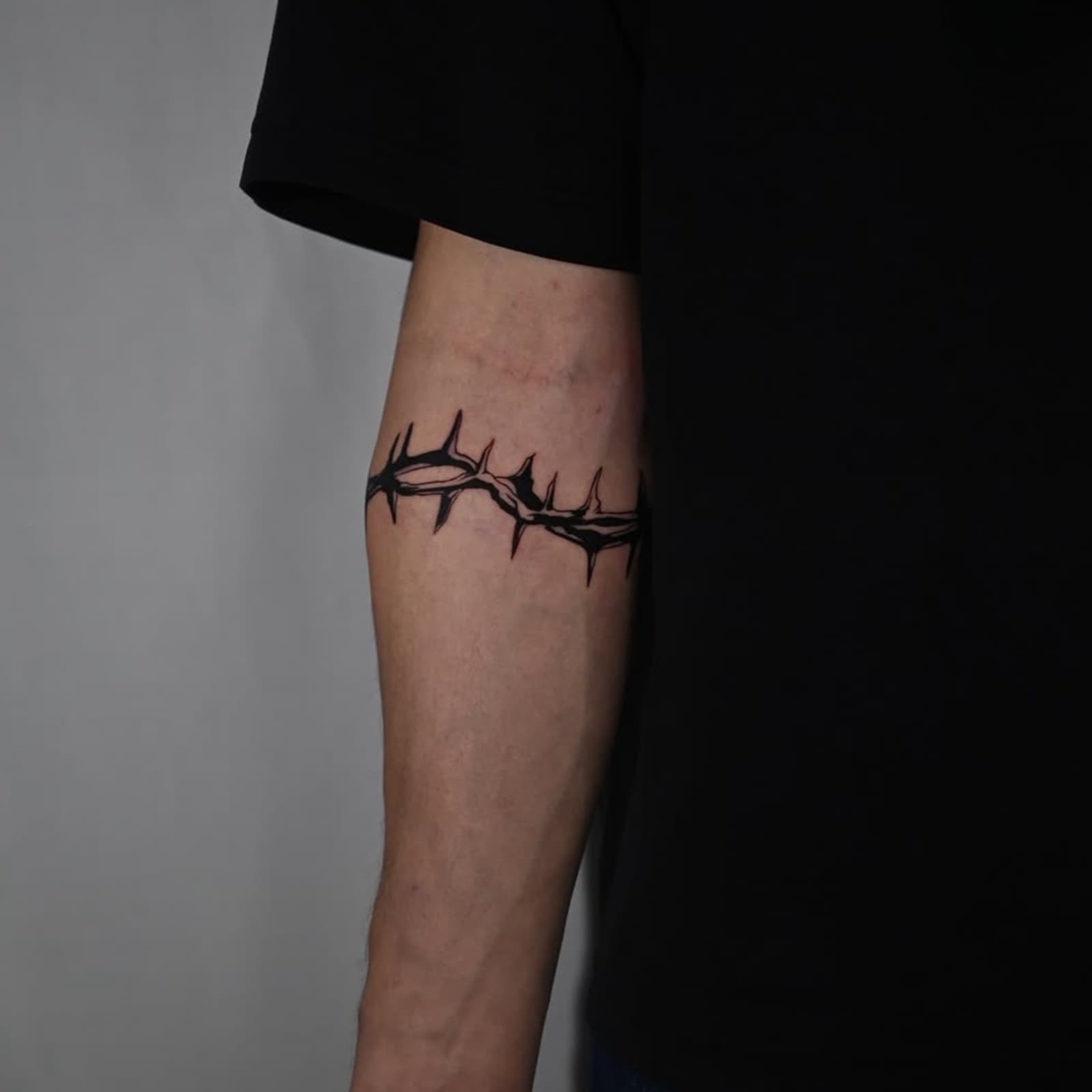 Instagram-worthy thorn chain temporary tattoos: niche, high-end, waterproof, sweatproof, and non-reflective.