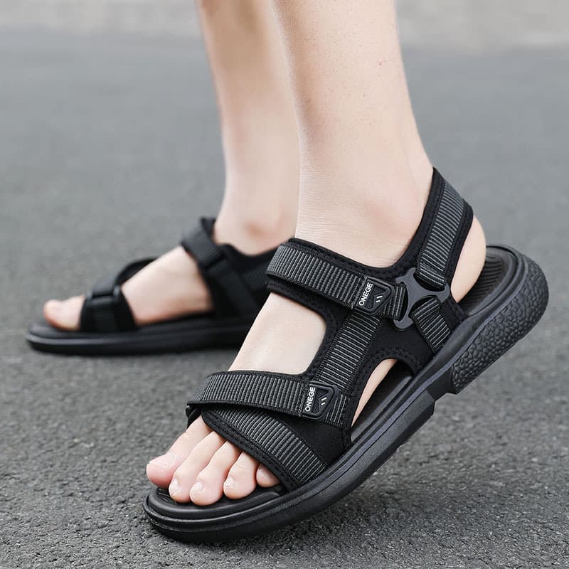 Factory direct sales of men's sandals, new summer styles, trendy casual shoes for students and young adults, driving shoes, beach shoes, fashionable soft soles, in stock.