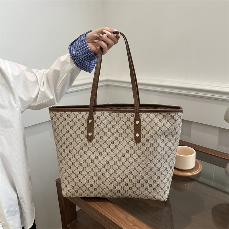 Trendy New Retro Fashion Printed Tote Bag for Women, Commuter Large Capacity, Textured and Stylish Single Shoulder Bag