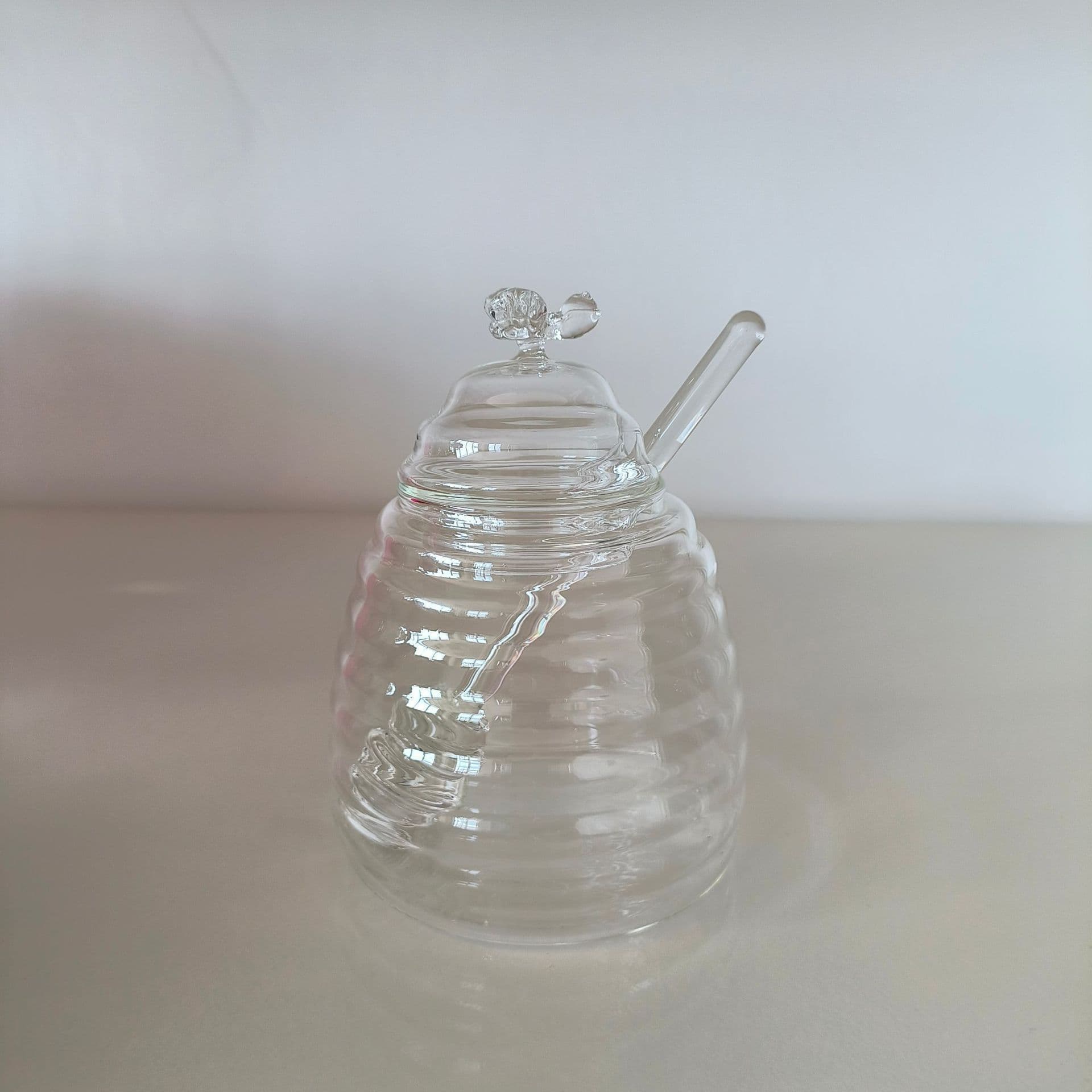 Factory-sold honeycomb-shaped small bee glass honey jar with lid and stirring stick, creative kitchen supplies
