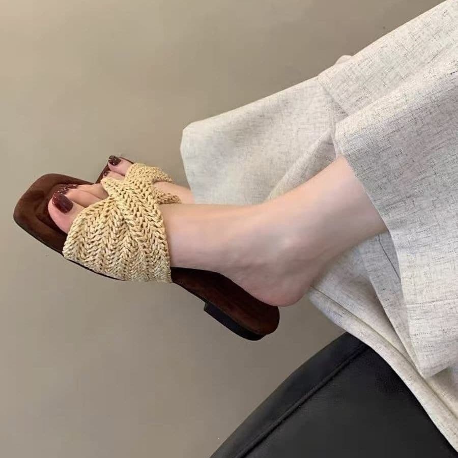 French-style open-toe retro woven flat shoes, new summer 2026 style, perfect for vacations, fairy-like beach sandals.