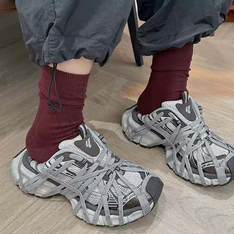 Miu runway European style bee embroidery double-needle vertical striped socks for women, autumn/winter Angora red mid-calf slouch socks.