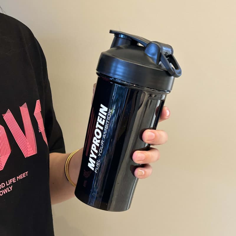 Shaker cup for protein powder, large capacity plastic water cup with graduations, high temperature resistant, food grade, wholesale.