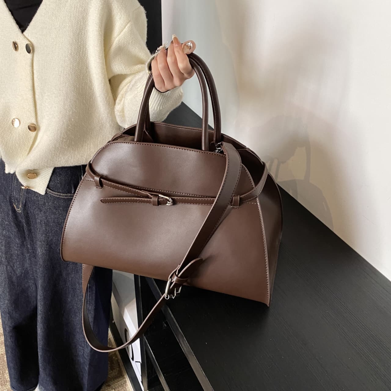Large capacity retro handbag for women, 2025 new style, relaxed feel, r.ow12 trendy high-end niche design tote bag