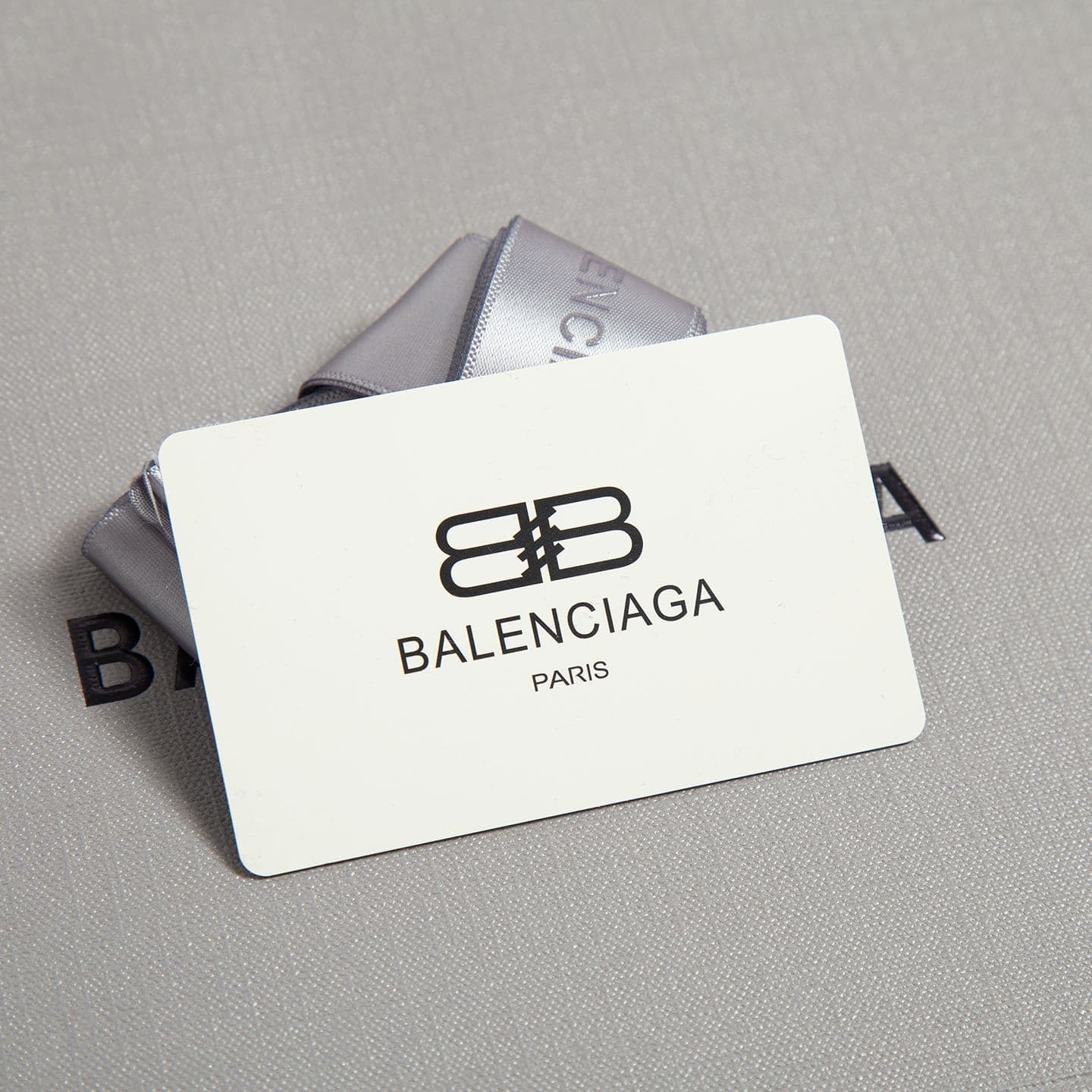 Focusing on high-quality 1:1 replicas of European and American luxury goods, Balenciaga handbags, hinged gift boxes, and customizable logo printing.