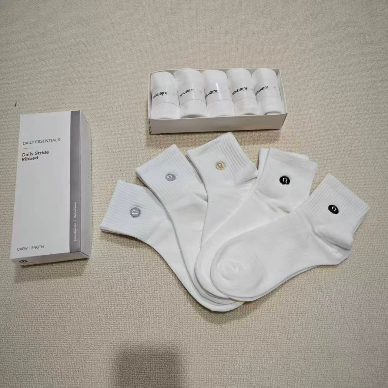All-season embroidered straw label Suwanai Kester men's and women's mid-calf and high-calf sports casual cotton socks, trendy brand, black and white box packaging.
