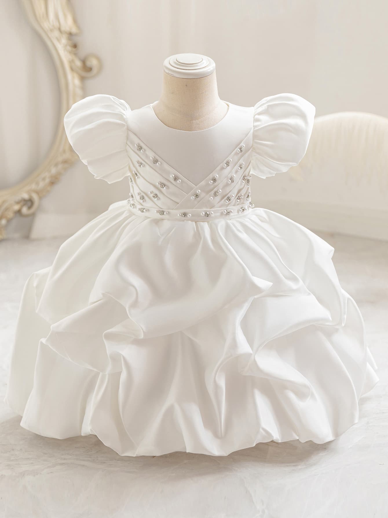 Stylish new children's princess dress with puff sleeves, high-end performance costume, festival Hanfu dress, satin fabric, in stock.