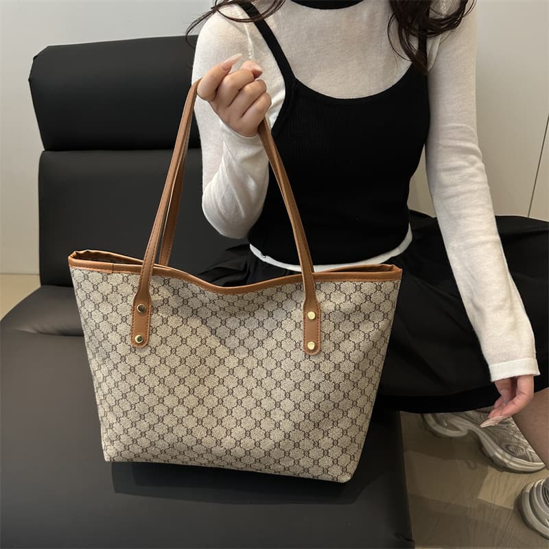 Commuter Large Capacity Tote Bag 2025 Spring/Summer New Trendy Vintage Print Travel Stylish Cross-border Shoulder Bag