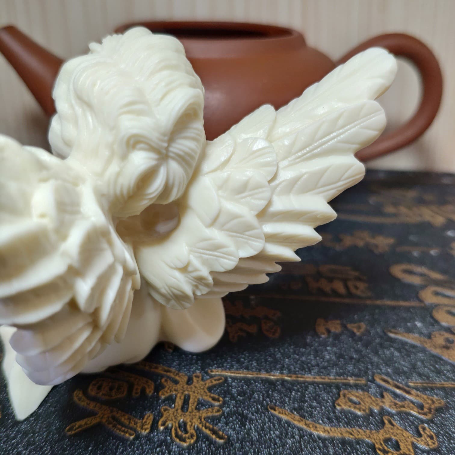 Direct Selling of Imitation Ivory Fruit Carved Holy Angel Ornaments for Home, Car, and Desktop Decoration, Wholesale of Crafts and Entryway Decorations