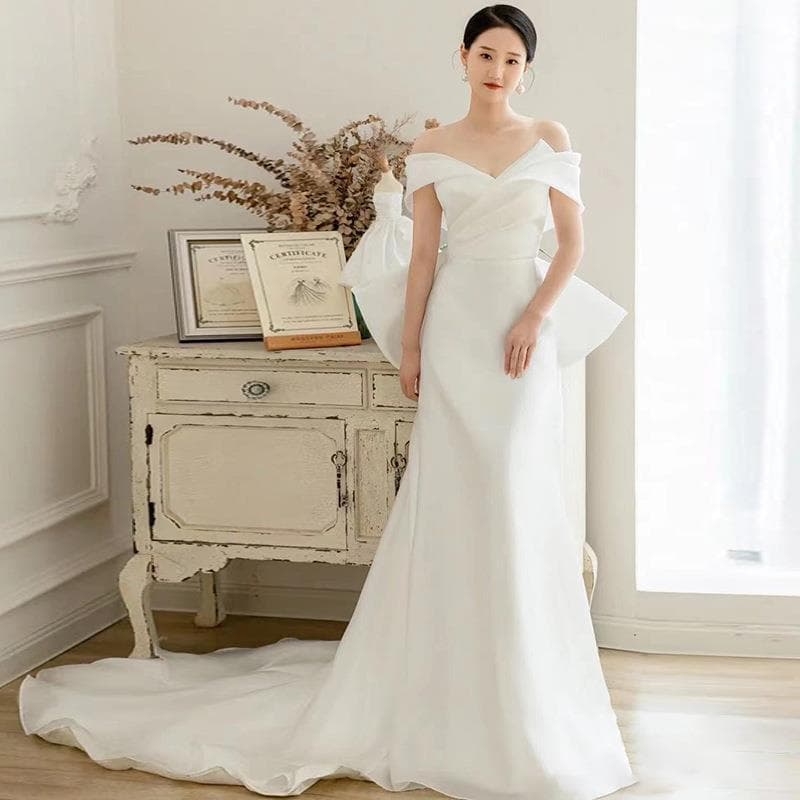 Satin Light Wedding Dress French Hepburn Style Off-Shoulder Wedding Gown 2026 New Spring Bride Toast Dress Red