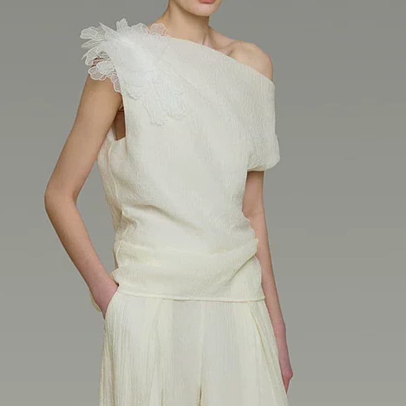 French-style off-shoulder lace floral top with side pleats at the waist, a gentle white color perfect for dates or commuting, simple short sleeves.