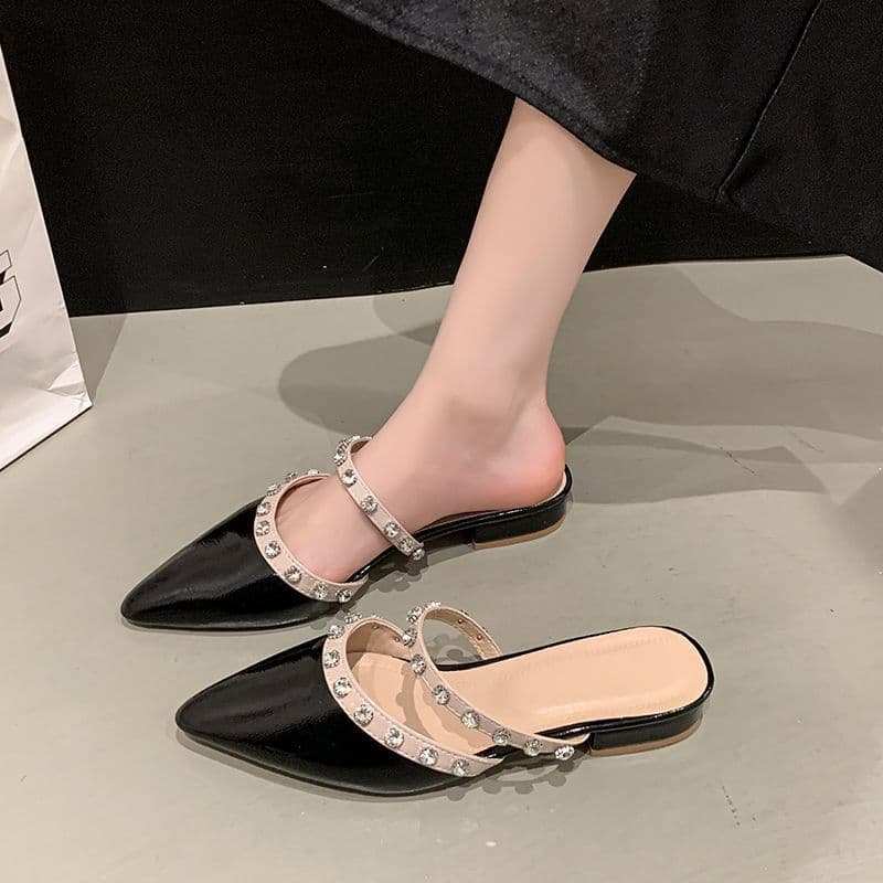 New summer style closed-toe semi-slippery sandals with studs, rhinestones, pointed toes, low heels, chunky heels, mules, and patent leather.