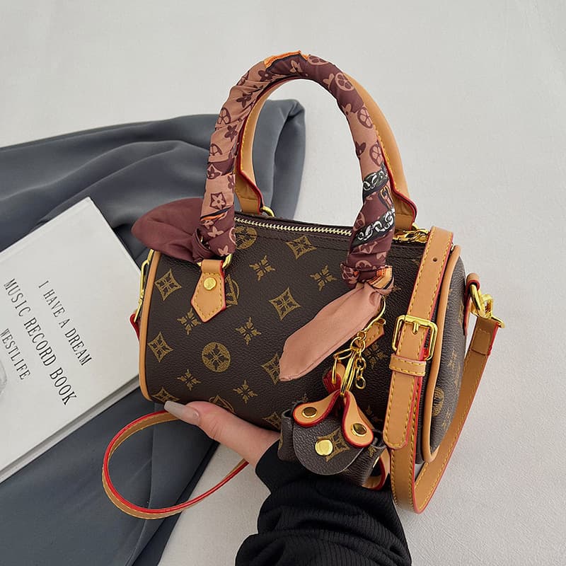 Trendy Light Luxury Handbag for Women, New Fashion Casual Retro Pillow Bag, Crossbody, Handheld Boston Shoulder Bag