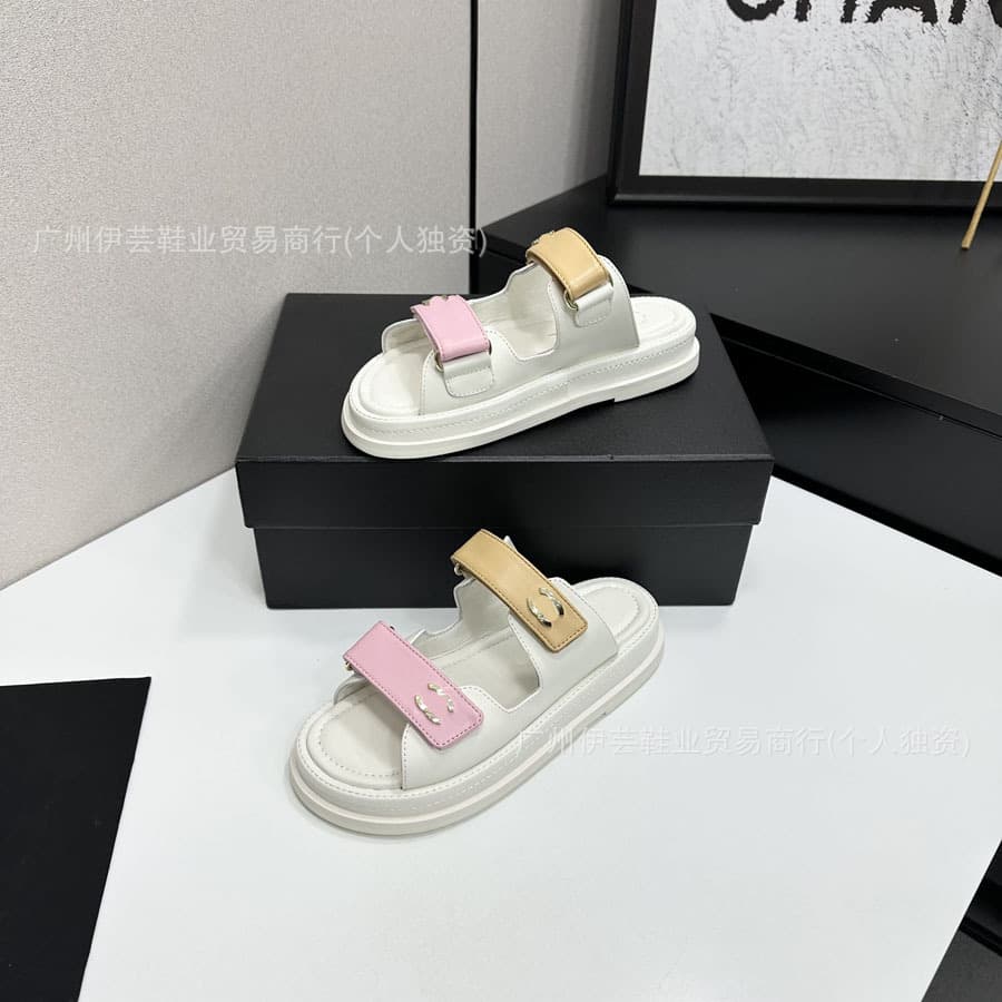 High-quality 2026 new Chanel-style Velcro sandals, thick-soled beach slippers, women's summer outdoor sandals.