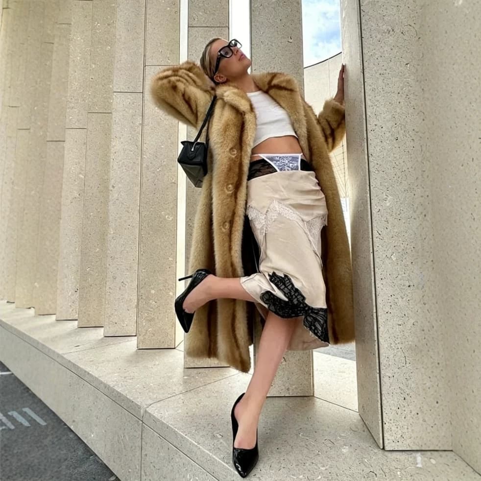 European and American style faux fur coat with vertical stripes, loose fit, long suit collar, and fur collar; warm and fluffy for winter.