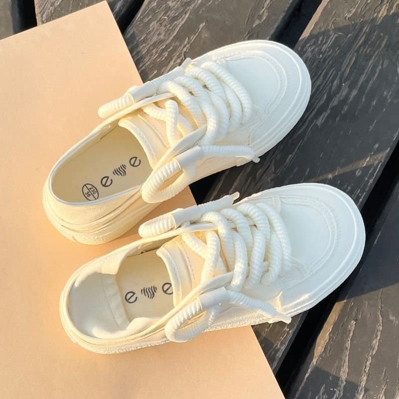 Women's Chanel-style canvas shoes, slip-on style, two-way wear, niche original design, white sneakers, thick-soled chic shoes, versatile sneakers.