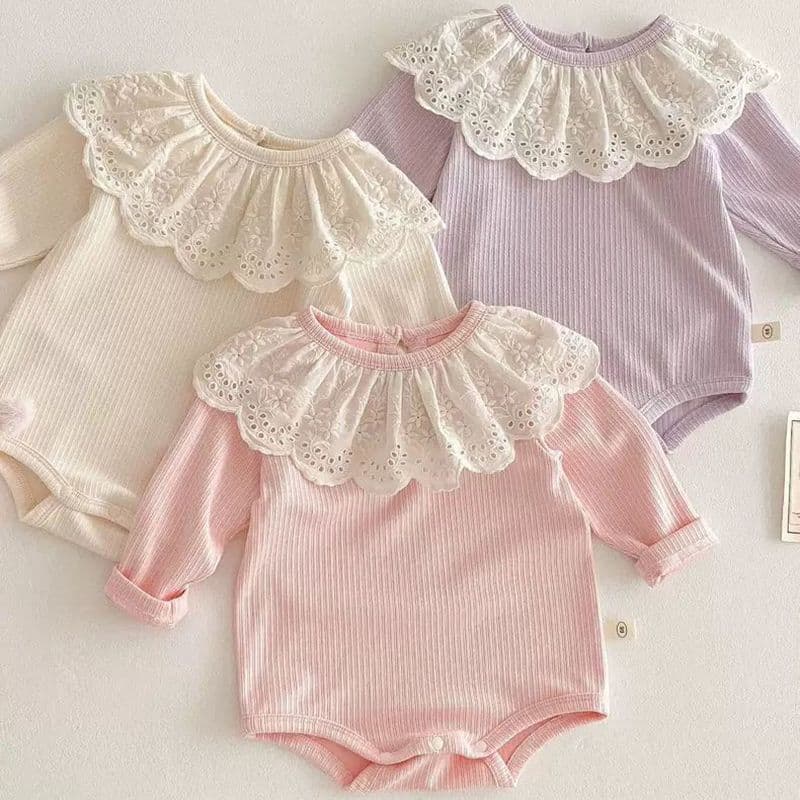 Baby girl's lace-trimmed romper, long-sleeved, spring/autumn style, versatile spring outfit.