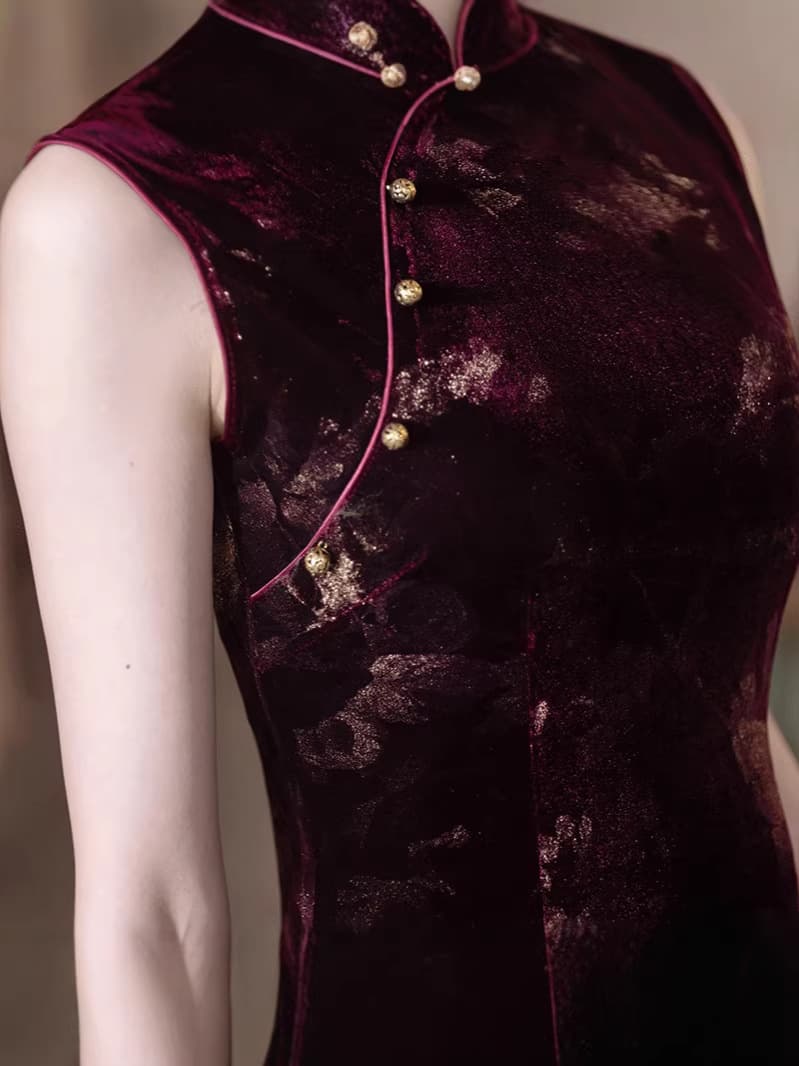2026 New Young Elegant Velvet Cheongsam Daily Slim Fit New Chinese Style Sleeveless Long Cheongsam