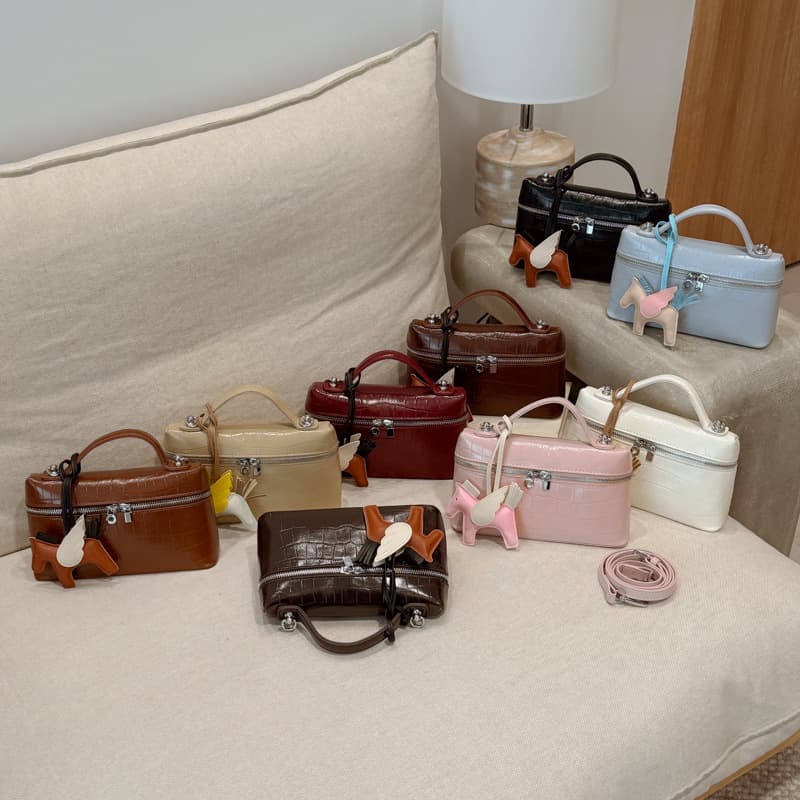 Korean-Style Simple and Stylish Box Bag, Fashionable and Versatile Handbag, High-Quality Crossbody Bag for Commuting and Daily Use