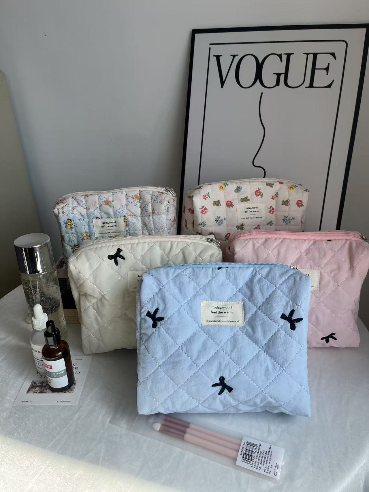 Embroidered bow quilted cotton-padded cosmetic bag, large capacity toiletry bag, skincare travel bag, inner liner.