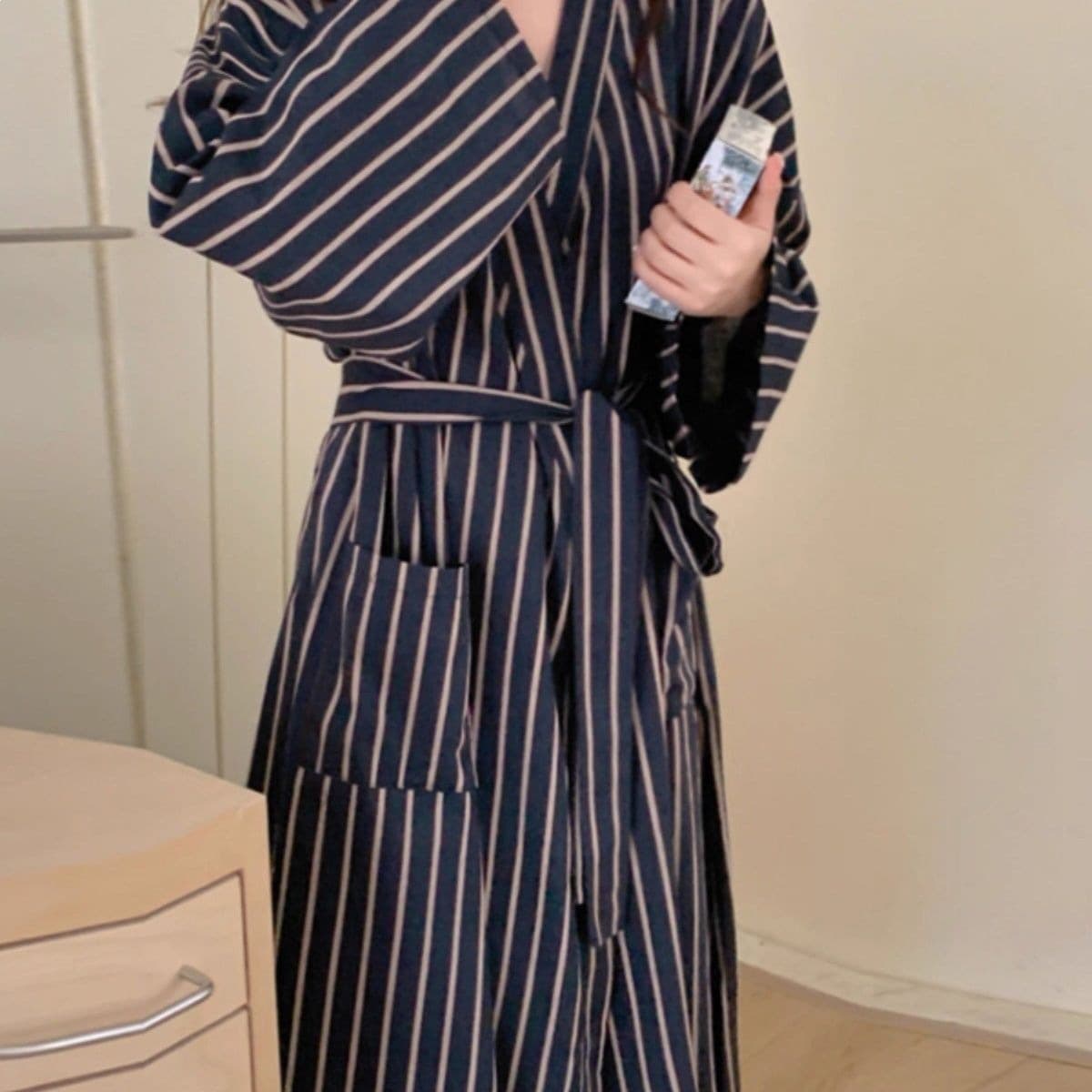 New black and white striped bathrobe/pajamas for autumn and winter, simple long style, suitable for all seasons, long sleeves, retro style.
