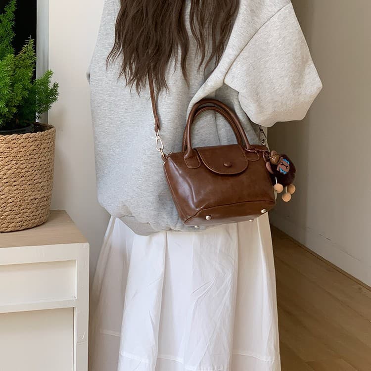 High-end cross-border e-commerce, super popular women's bags, 2024 new style, chic, versatile, retro fashion handbags for work and commuting.
