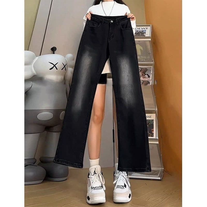 Artsy and sophisticated men's jeans, 2026 style, high-waisted, stylish, and perfect for tall men, straight-leg with a slight flare.
