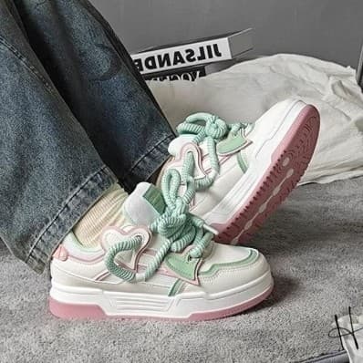 Women's platform white sneakers, 2026 spring new style, khaki color, trendy, fashionable, casual, non-slip sports sneakers.