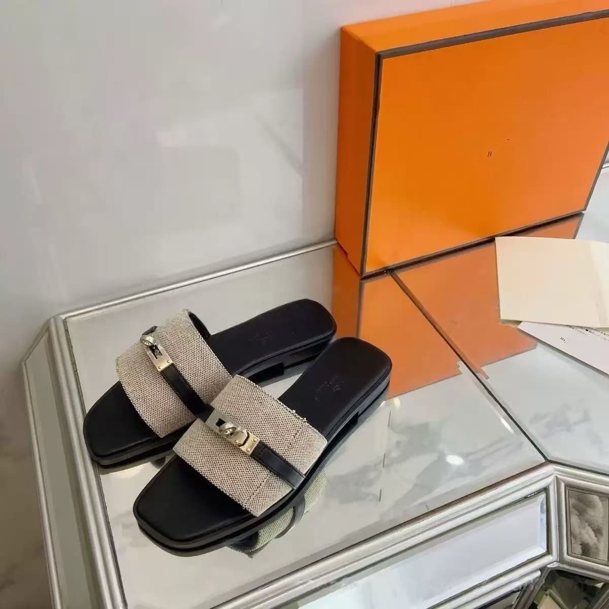 High-End H-Style Flat Slippers with Metal Buckle, Kelly Lock Buckle Women's Slippers, Factory Direct Sales