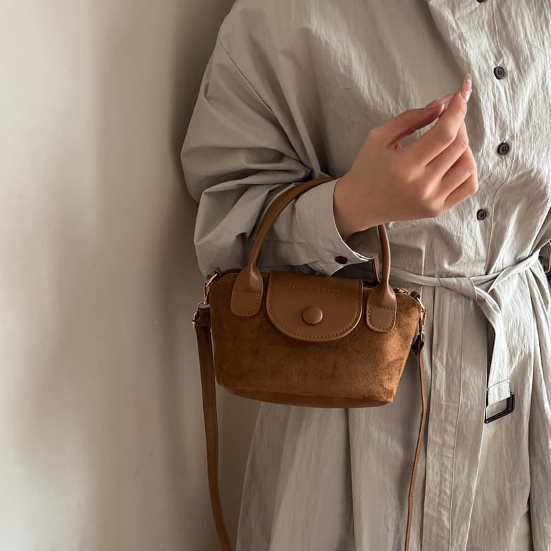Exquisite and trendy niche color-blocked bag, new style 206, fashionable and versatile women's crossbody bag, mini handbag.