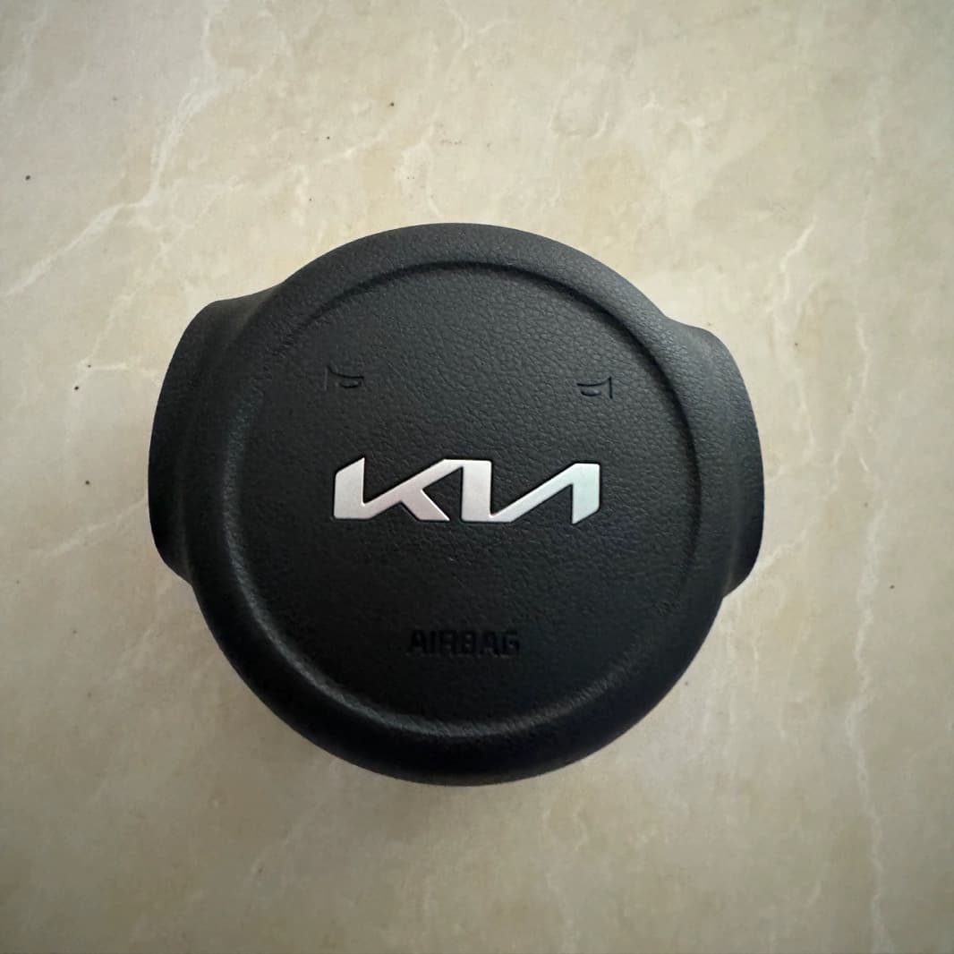 Suitable for Kia Freddy Huan Chi Yi Run 17 k2 steering wheel cover horn cover new
