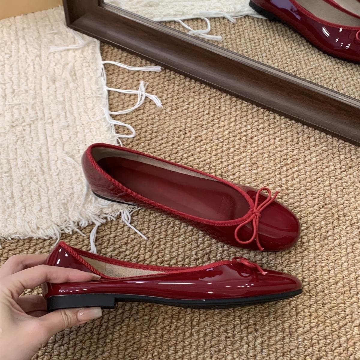 Flat French-style red single shoes for women, spring 2025, bow-knot soft sole, ballet evening shoes to match skirts.