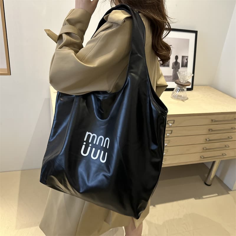 New Korean style minimalist letter shoulder bag, large capacity tote bag, niche, laid-back style, suitable for work commuting and casual use, underarm bag.