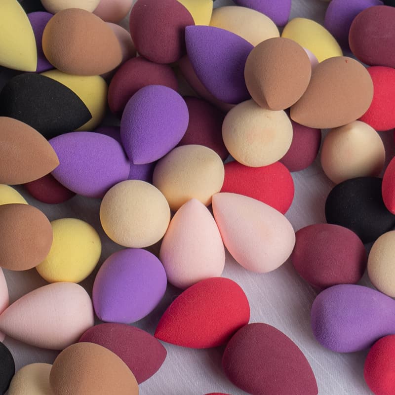 Mini beauty blender, mini makeup sponge ball, small teardrop-shaped foundation.