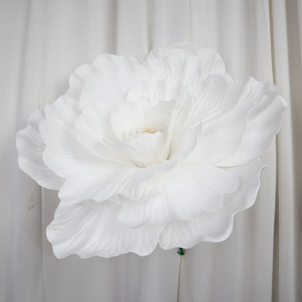 Large-scale outdoor artificial peony decorations for weddings, giant flower baskets, flower arrangements, and window displays.