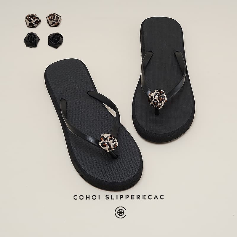 Women's beach sandals with thick soles, floral print, non-slip design, perfect for summer beach vacations in 2026.