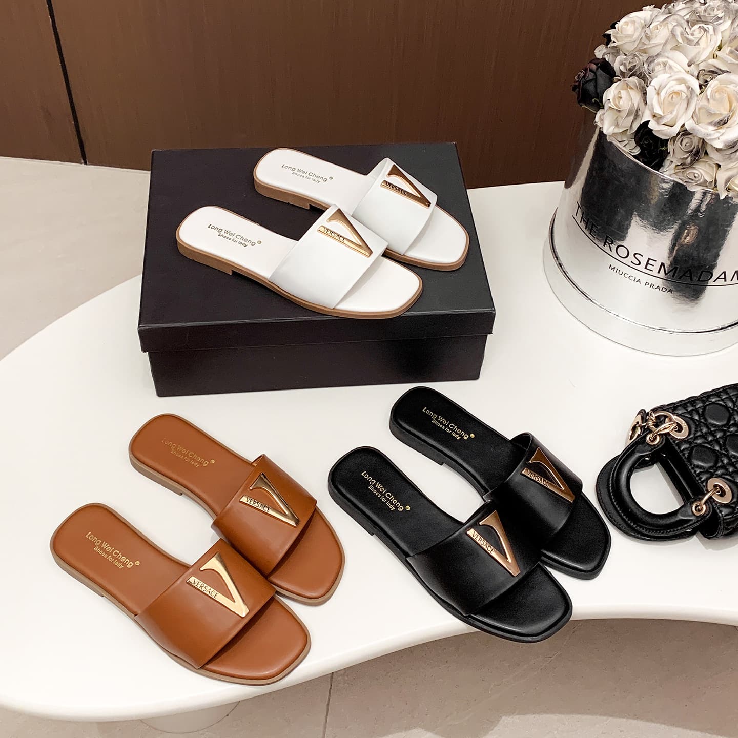 Factory direct sales of fashionable plus-size women's shoes, new export style, metal V-shaped flat sandals, stylish one-strap sandals.