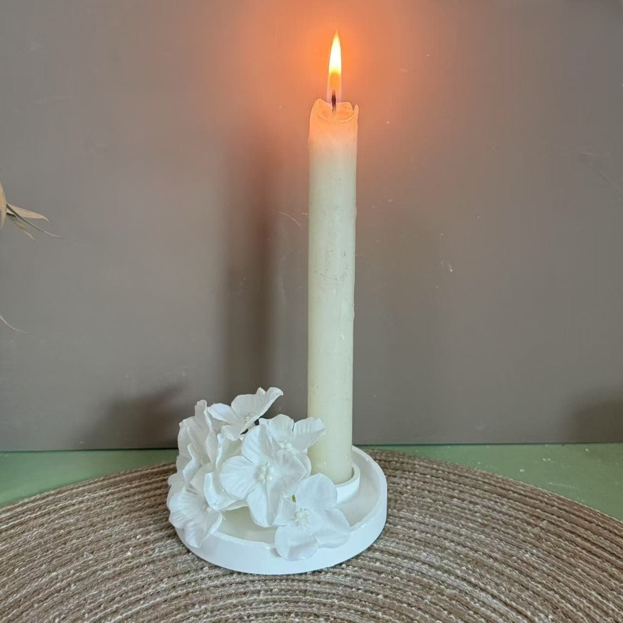 Nordic minimalist style heart-shaped round base plaster silicone mold candle holder suitable for scented candles and ambiance.