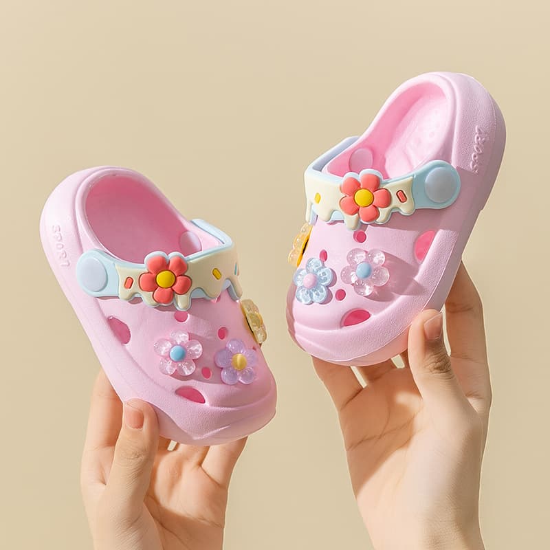 New cross-border children's clogs, 2024 summer style, cute cartoon soft-soled non-slip girls' closed-toe sandals.