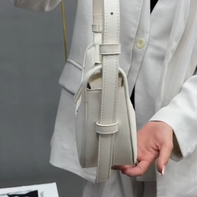 French Polene Niche Design Crescent Bag with a High-End Feel, Underarm Bag, Crossbody Bag, Women's Commuter Fashion Shoulder Bag