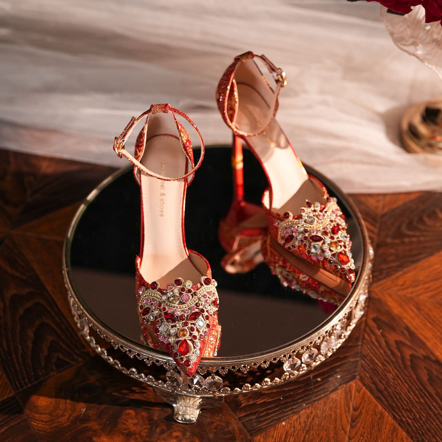 8778E-007 Hot Selling Crystal Buckle Satin Thin Heel Flats Pointed Toe Chunky Heel Wedding Shoes Red Gold Pump High Heels
