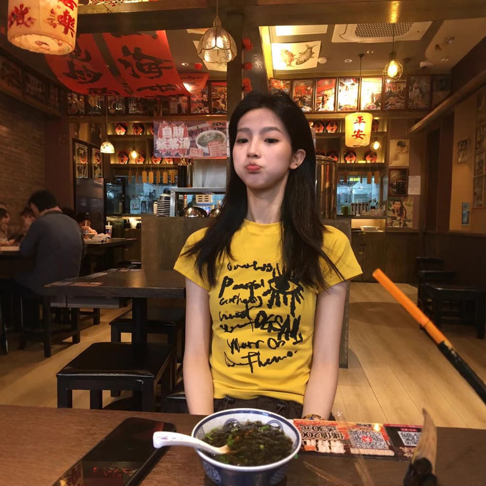American-style hot girl dopamine yellow short-sleeved T-shirt with front shoulders, women's summer 2026 new style, slim fit and flattering short top.