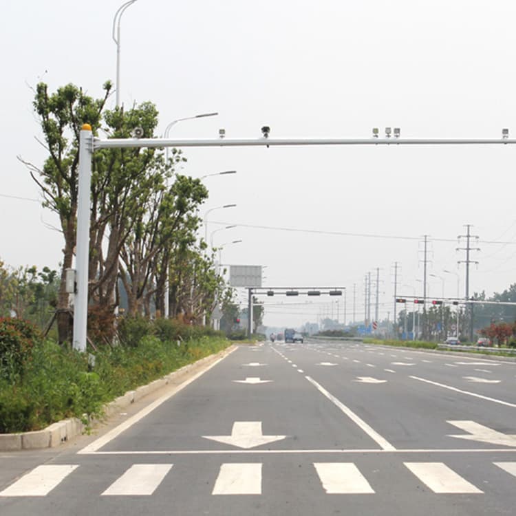Cantilever Octagonal Monitoring Pole Parts 6.7m 8m Traffic Monitoring Pole Can Be Consulted with Pictures for Outdoor Lightning Protection