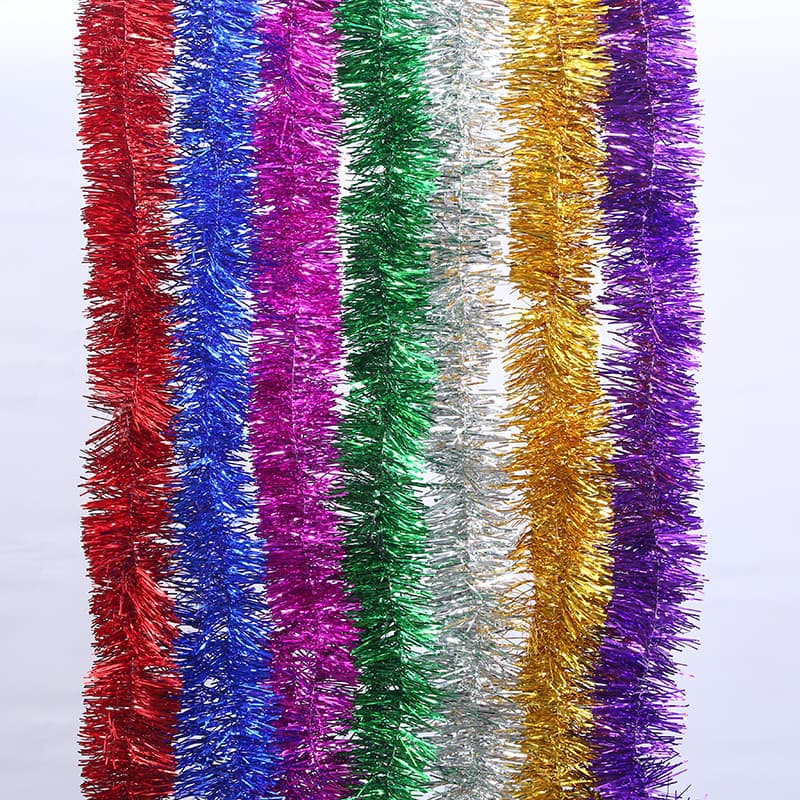 Factory direct sales of new and hot-selling Christmas and wedding decorations: streamers, ribbons, plastic frilly strips, and decorative flowers.