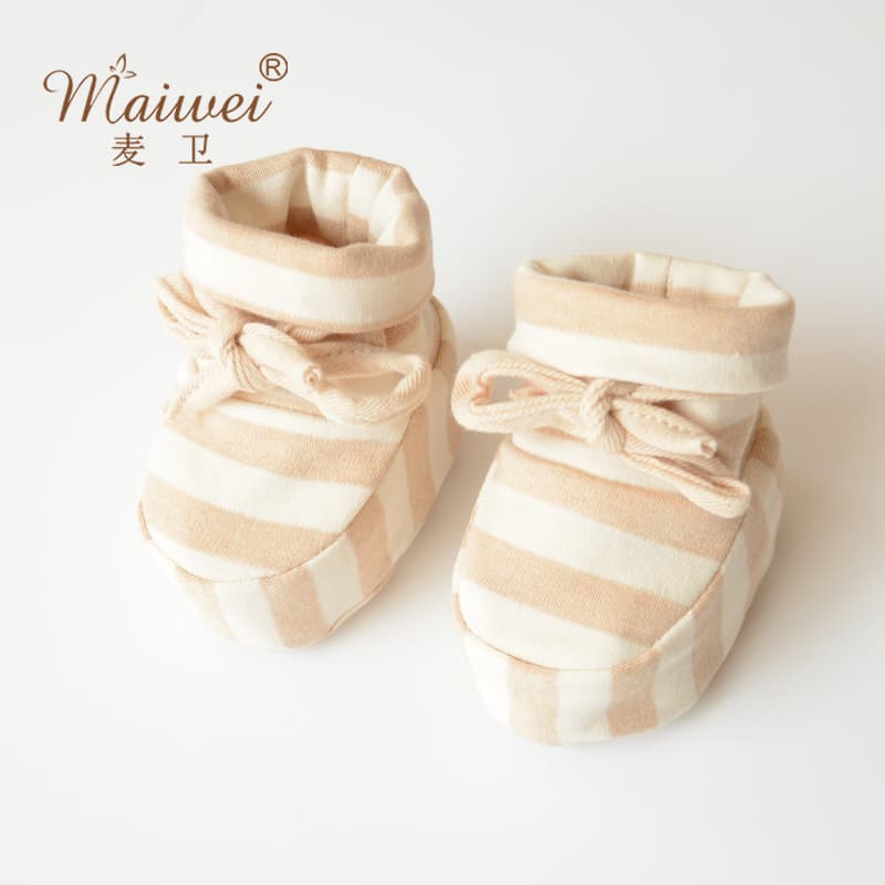 Baby cotton shoes newborn children's foot protective shoe covers 0-1 years old soft-soled baby shoes cotton batch 2 high tube warm newborns