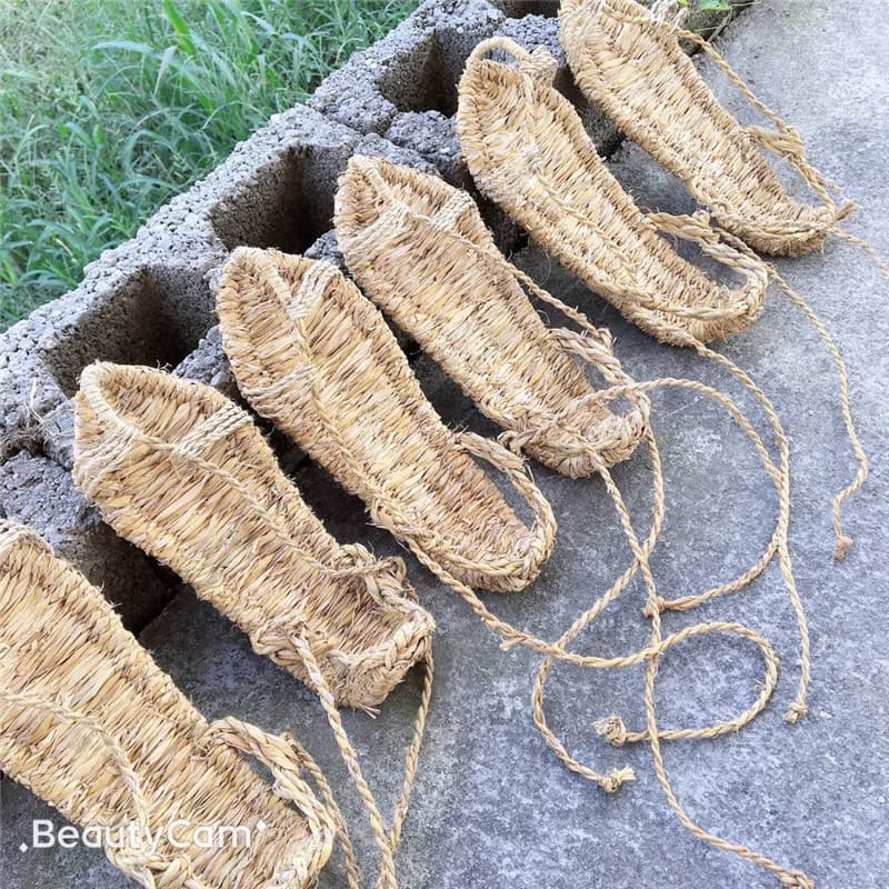 Factory wholesale pure hand-woven straw sandals, straw and dragon beard grass rafting Red Army Long March straw sandals, snow anti-slip shoes