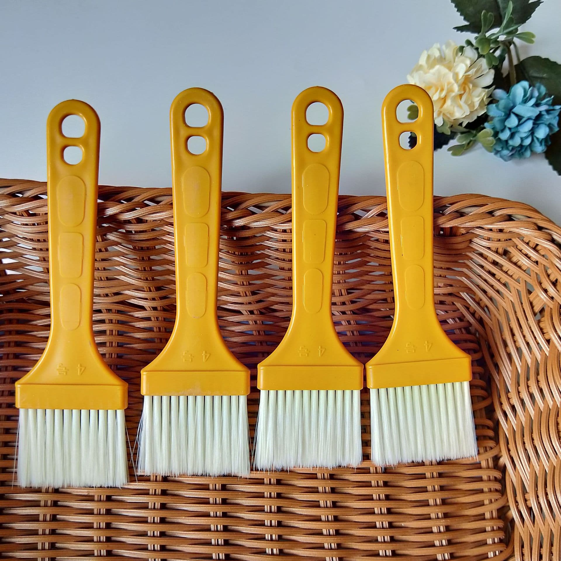 Yellow paint brush, white long-bristle brush, barbecue brush, oil brush, kitchen barbecue brush, household No. 4 barbecue oil brush