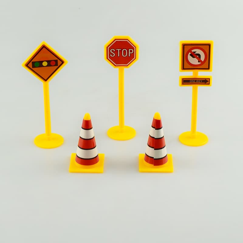 Plastic road signs, roadblocks, cake decoration ornaments set, road cones, traffic lights, scene accessories, 5-piece set wholesale